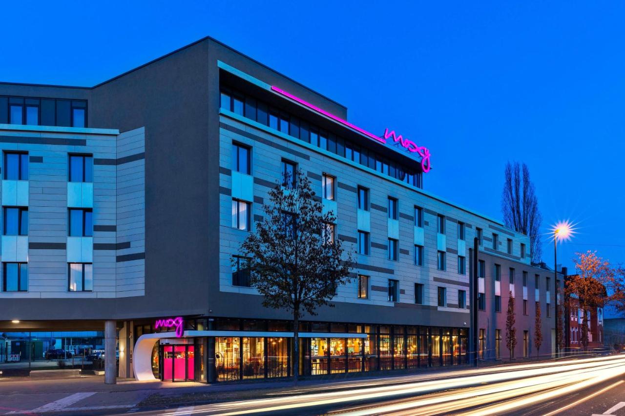 Book a cheap room in Moxy Duesseldorf South